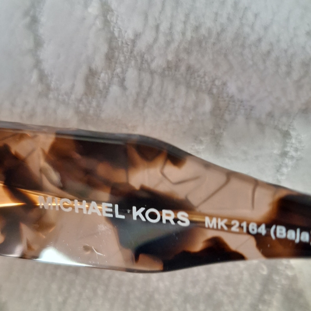 MICHAEL KORS - BAJA SUNGLASSES IN LIGHT TORTOISE - Picture 4 of 10